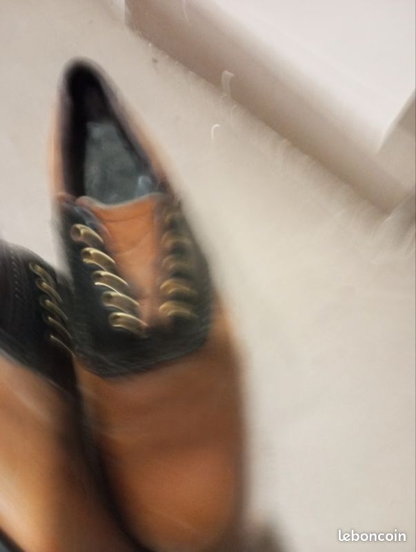 Sandales à boucles dorées femme en cuir marron foncé