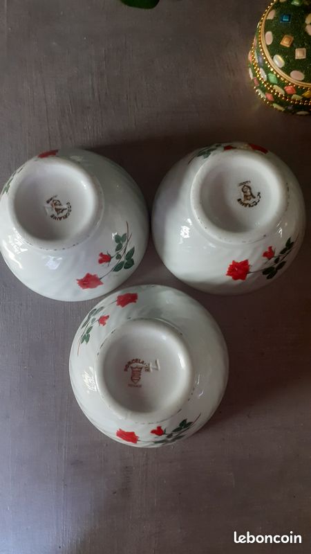 3 Anciens bols a café en porcelaine Motif de roses (image 3)