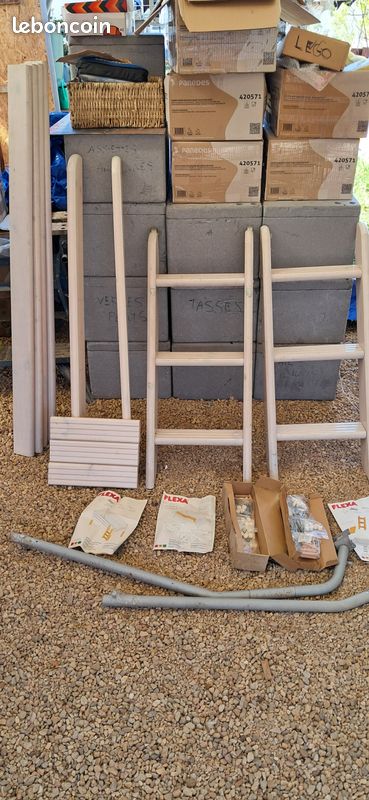 Trois échelles de lit en bois plus accessoires de fixation (image 1)