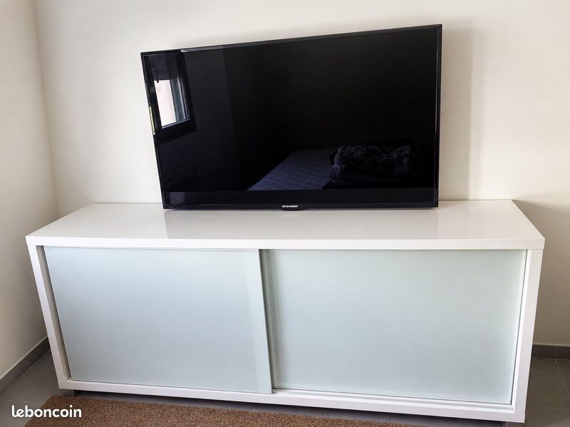 Meuble TV blanc laqué avec portes coulissantes en verre dépoli – Excellent état (image 2)