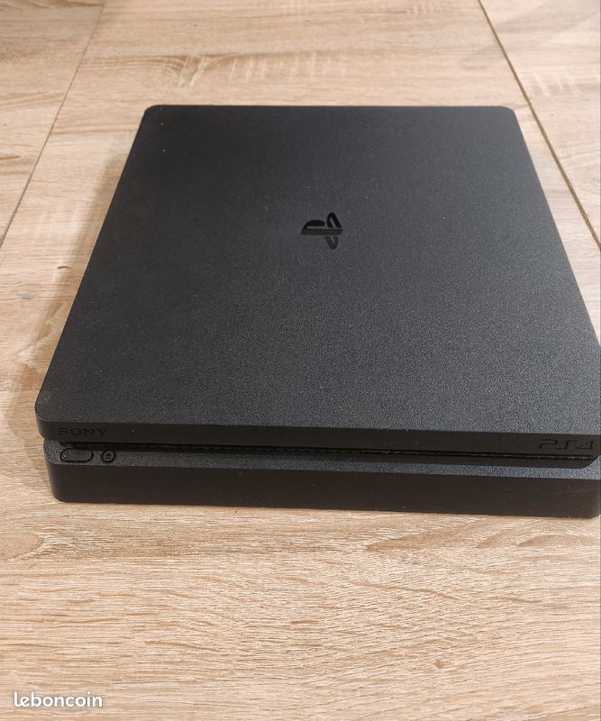 PlayStation 4 (image 1)