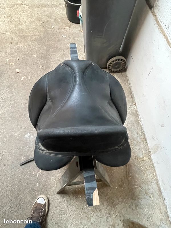 Selle D'équitation Noire Wintec 17,5 Pouces - Synthétique, état D'usage