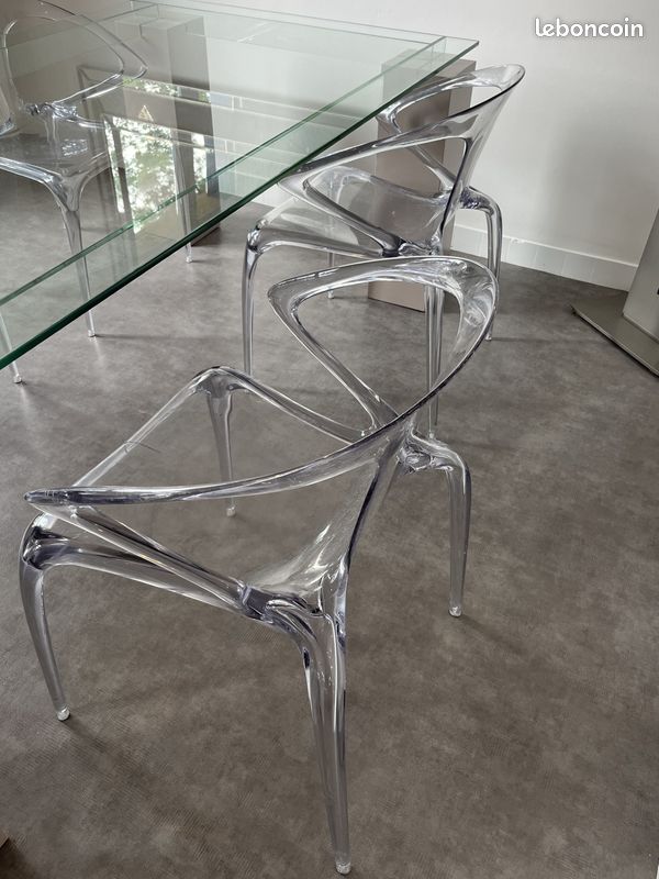 4 chaises Roche Bobois modèle AVA – 2 transparentes claires et 2 transparentes fumées (image 2)