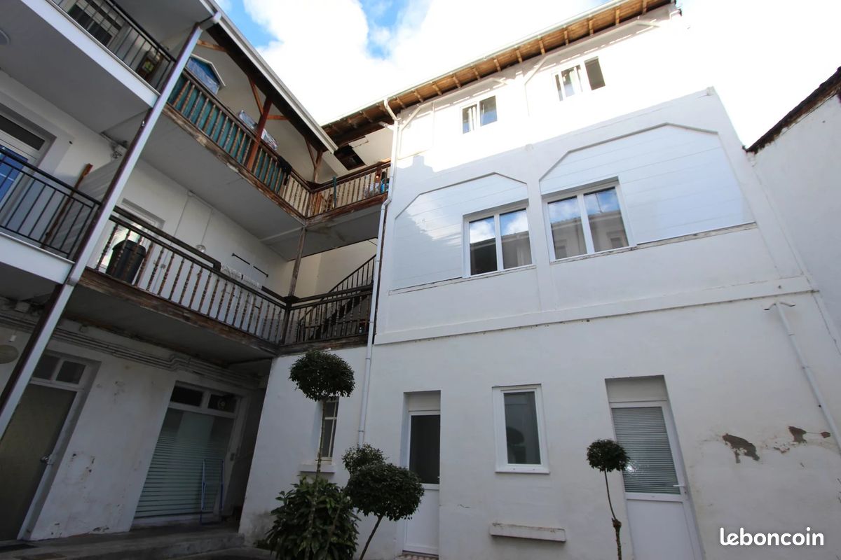 Local commercial 9 pièces 267 m² · à Nay · 267 m² · 378 000 €