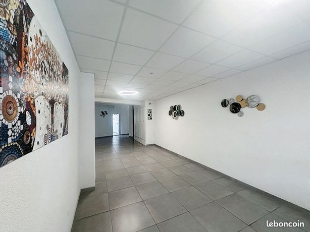 https://img.leboncoin.fr/api/v1/lbcpb1/images/cd/a7/ab/cda7abd83551bba64576203f59ca95bceb939bb4.jpg?rule=ad-image