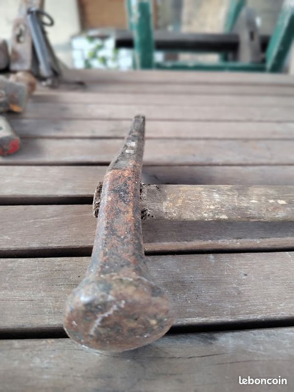 Marteau ancien à double facepanne croisée, typique des outils de forge ou de travail des métaux (image 4)