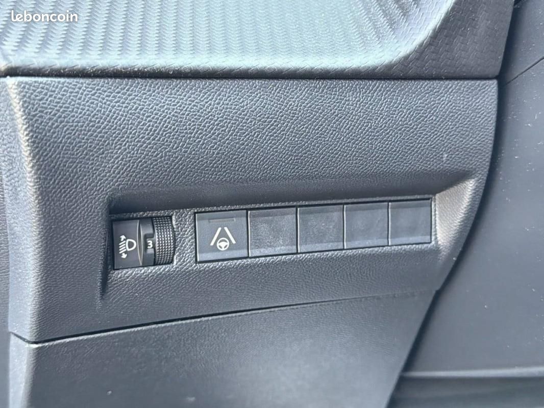 Peugeot 2008 Hybrid 145 e-DCS6 - Allure (image 20)