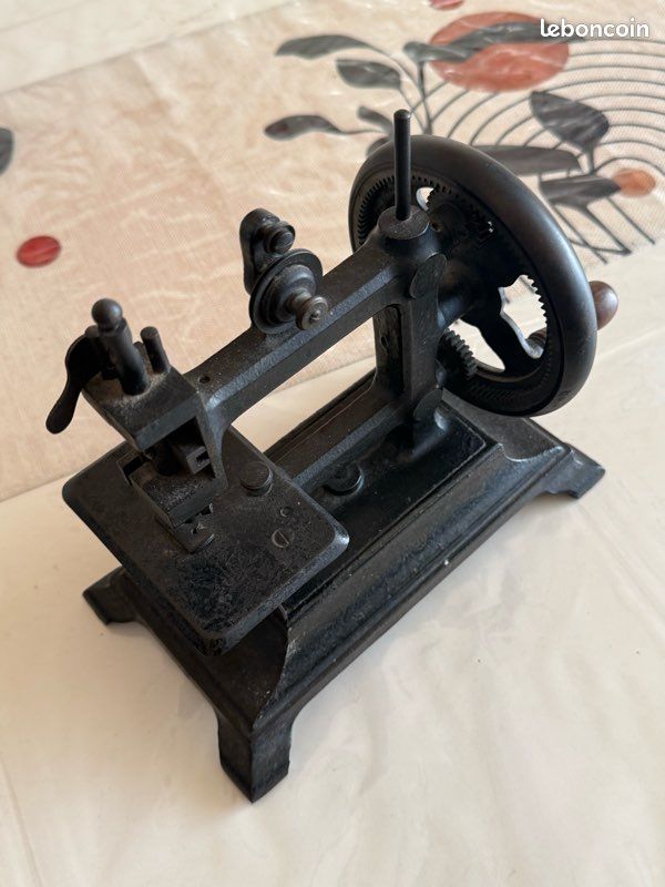 Petite Machine a Coudre D'Enfant Ou Jouet En Fonte - Epoque 120
