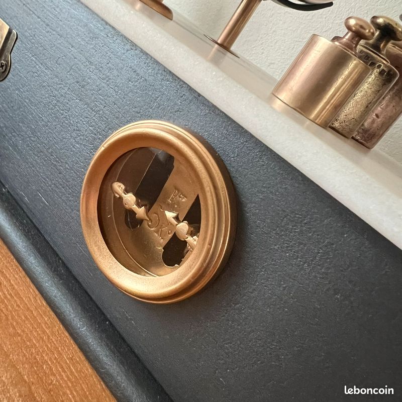 Balance française antique avec plateau en marbre et plaques