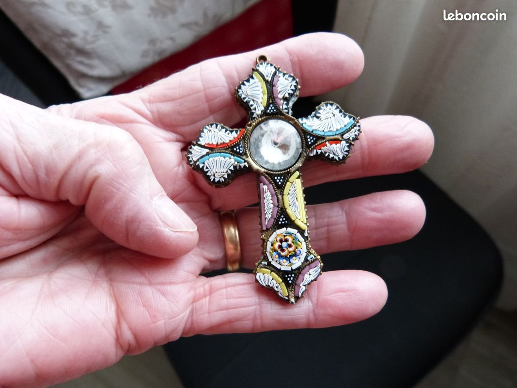 Croix En Micro Mosaïque De Verre, Souvenir De Rome Et Du Va