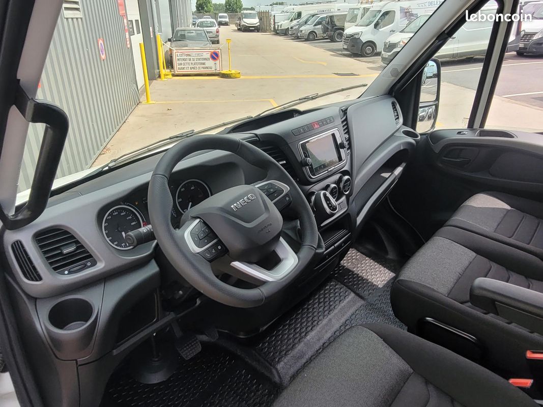 IVECO DAILY 35C18 A8 V16 FOURGON PACK EVOLUTION 03 PLACES NEUF avec CAMÉRA RECUL + GPS + PROJECTEURS FULL LED + MOTEUR 3 LITRES + VERSION MY2022 DONC SANS LES CONTRAINTES GSR2 ( Prix Vente 46 990 HT ) (image 4)