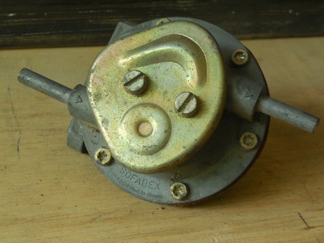 Ancienne pompe à essence Minor