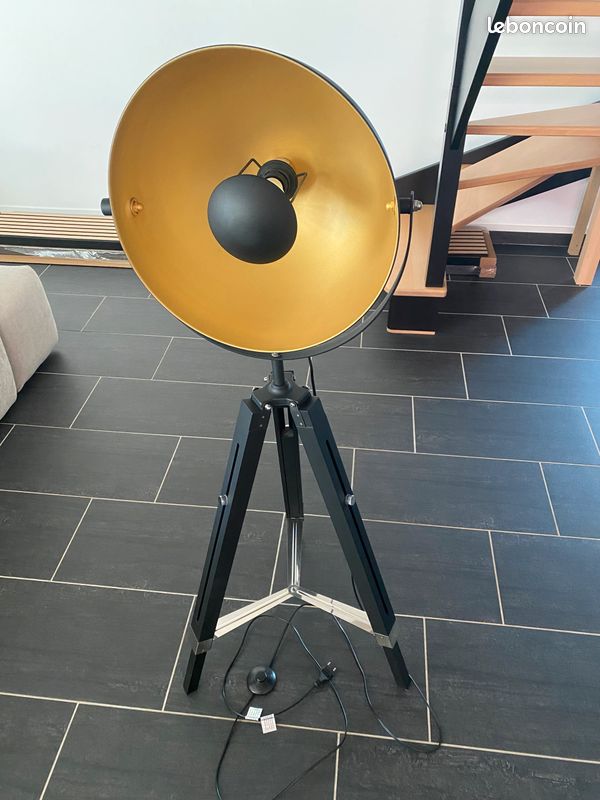 Lampe projecteur sur trepied style cinema vintage projecteur de studio metal et bois deco industrielle loft a venir recuperer dans le 33 - Décoration