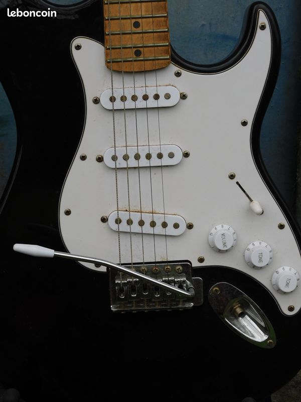 Guitare électrique de marque Silvertone de type stratocaster (image 4)