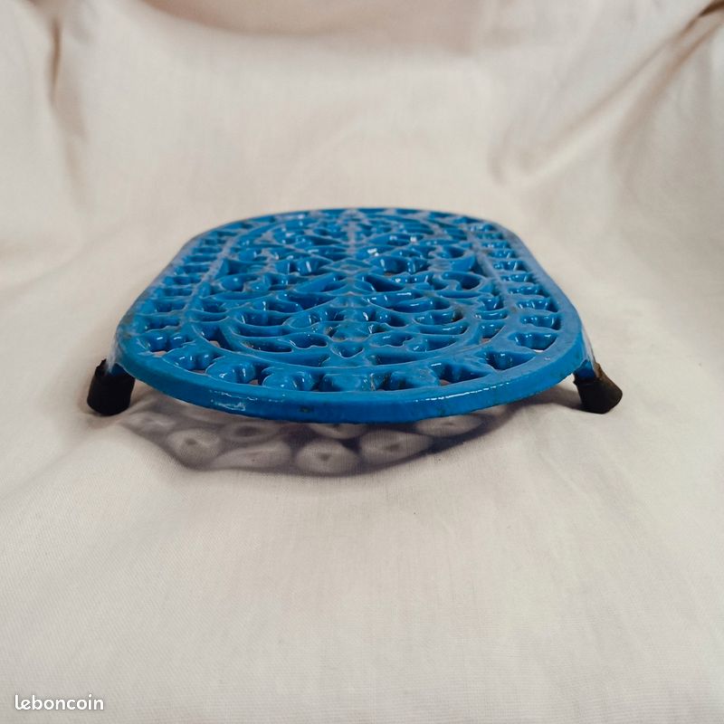 Ancien Dessous De Plat En Fonte émaillée Bleu Mat - Objet De Cuisine Vintage Et Déco