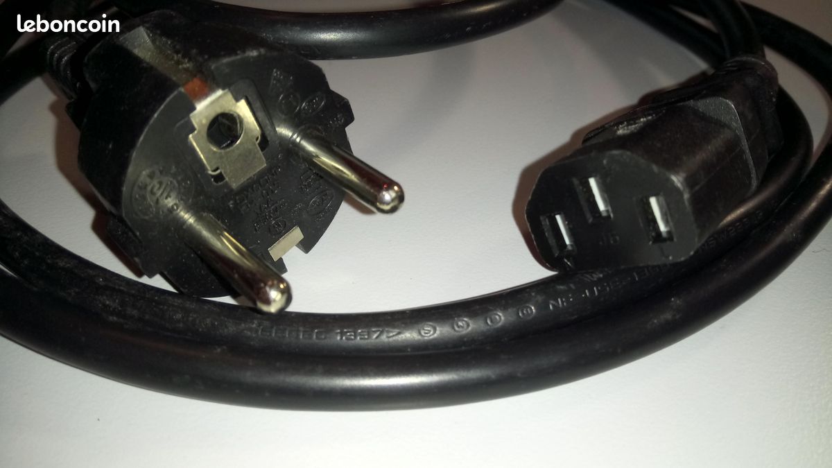 Câble d'alimentation FOXCONN 2 mètres, avec prise d'angle (250V / 16A) + Prise C13 (250V / 10A) (image 1)