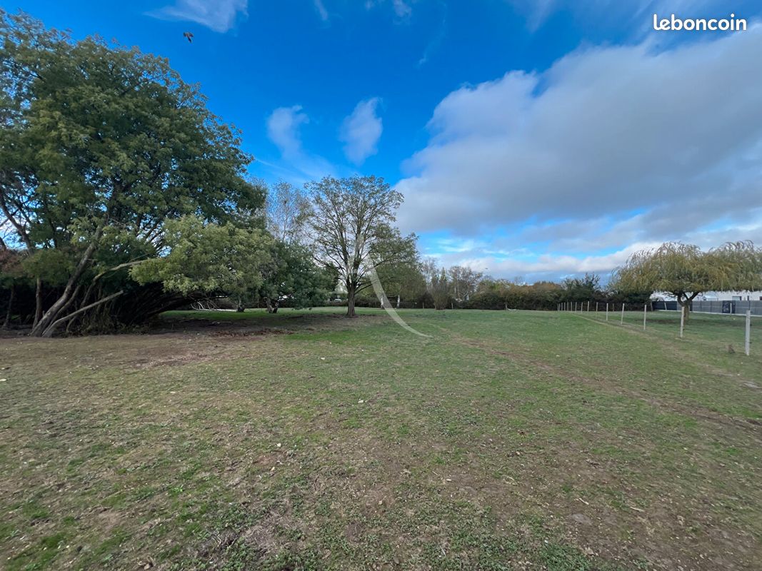 Terrain 3895 m² · au Bernard · 3 895 m² · 223 000 €