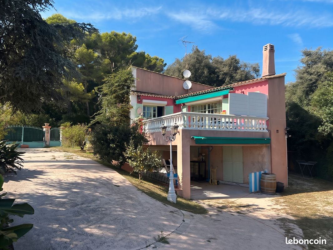 Maison 6 pièces 230 m² · à Hyères · 230 m² · 1 049 000 €