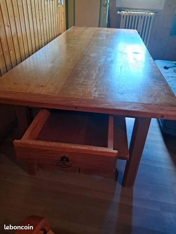 Table de ferme en ormeau avec un grand tiroir ,deux bancs .(2,50Ă 100) .deux nappes une rouge et une grise de 1,40 sur 3m en cadeau đ Ă venir chercher sur place paiement en liquide uniquement (image 1)