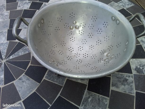 Passoire Ancienne En Aluminium – Tripode Renforcé 23 Cm, Très Bon état