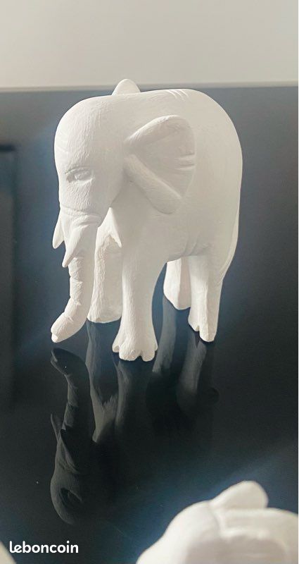 Sticker For Sale Avec L'œuvre « Échange De Cadeaux D'éléphant Blanc Cadeaux De Noël Amusants » De L'artiste W1ckerman