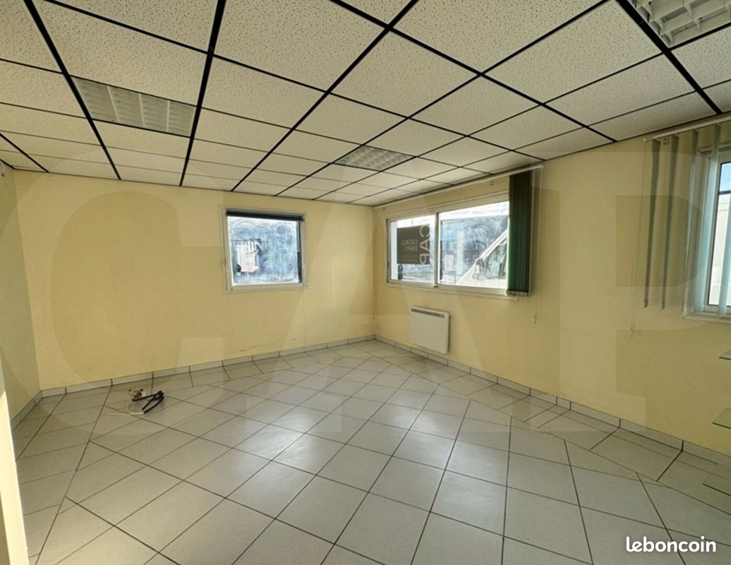 Bureaux 82 m² LE RELECQ KERHUON (image 2)