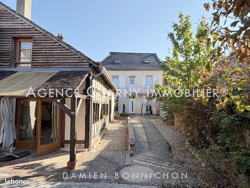 Maison 11 pièces 280 m² · à Charny Orée de Puisaye · 280 m² · 315 000 €