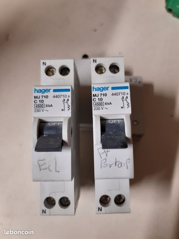 Lot De 2 Disjoncteurs Hager C10 MF710 – état Très Bon, Occasion