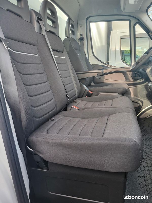 IVECO DAILY 35C18 HA8 PACK COMFORT + PACK CONSTRUCTION SIMPLE CABINE BENNE et COFFRE 03 PLACES comme NEUF avec BOITE AUTO + CAMÉRA + MOTEUR 3 LITRES + SUSPENSION RENFORCÉE ( Prix de Vente 49 990 HT ) (image 4)