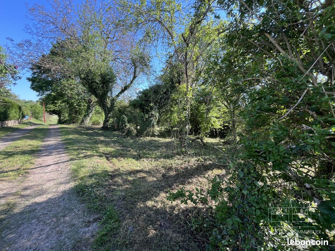 Terrain 2700 m² · à Saint-Benin-d'Azy · 2 700 m² · 29 000 €