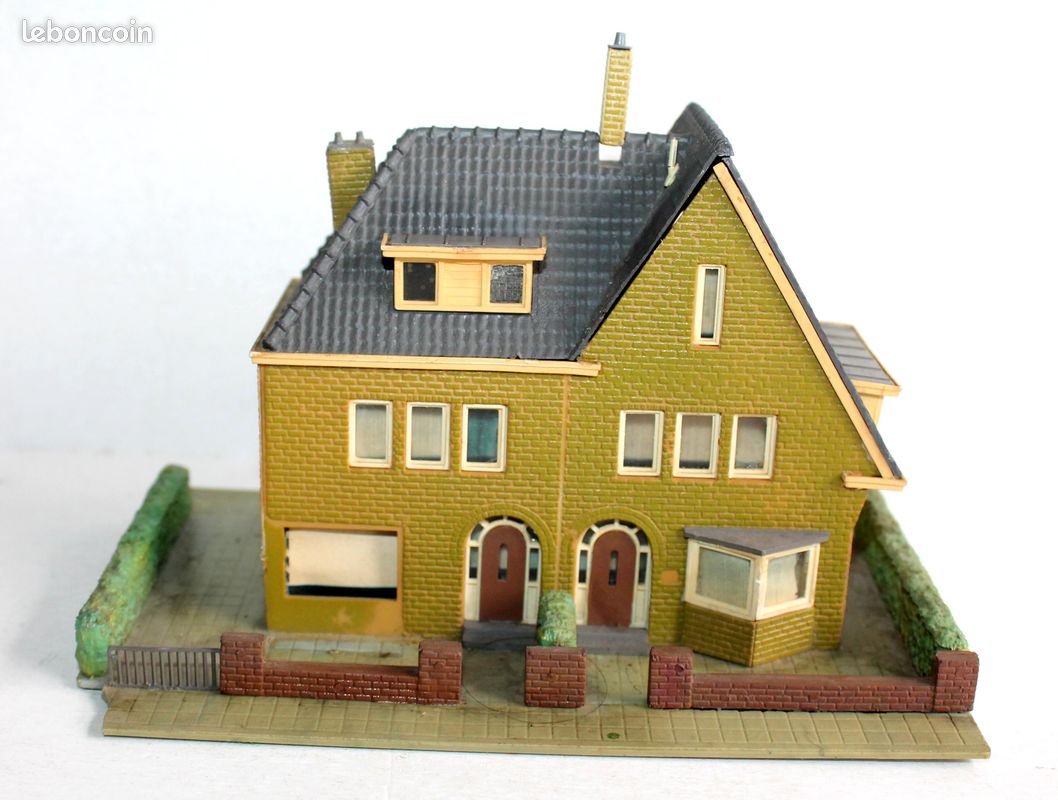 Bâtiment Kibri HO - Immeuble Résidentiel Avec Magasins - Réf. 8222 - Neuf Multicolore Pour Réseau De Train
