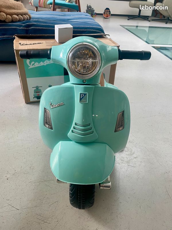 Petit scooter Vespa électrique (image 4)