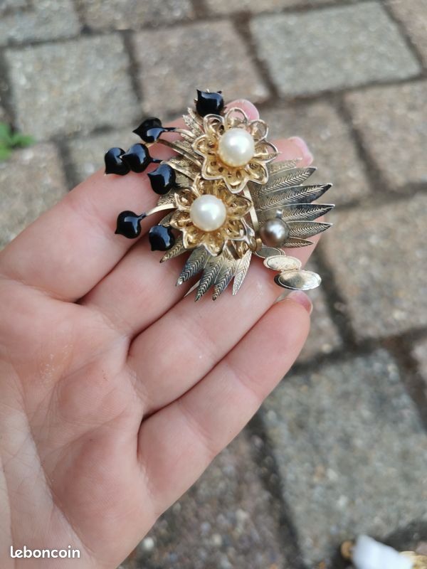 BROCHE FLORALE ANNEES 80 : Style Rétro Avec Grosse Perle Centrale Et Finition Dorée - Broche Vintage Pour Collectionneuse