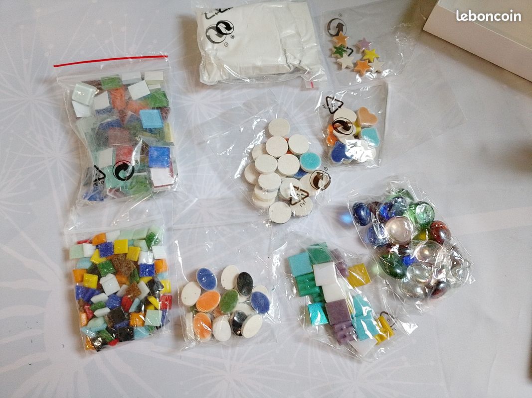 Grand lot de matériel d’art plastique (peinture, mosaïque, macramé, dessin, tricot, etc.) (image 15)