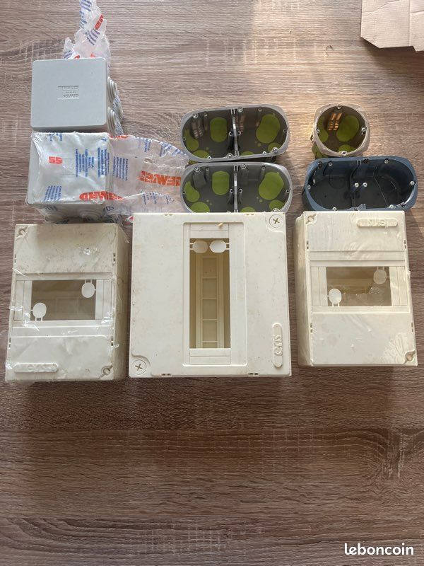 Matériel électrique lot coffrets, boîtes encastrements et dérivations (image 1)