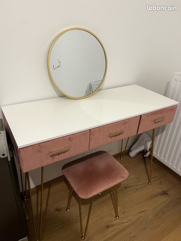Coiffeuse rose en velours (image 1)