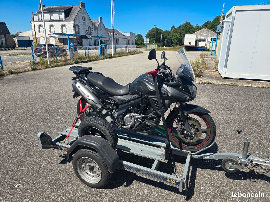 Remorque moto avec accessoires (image 2)