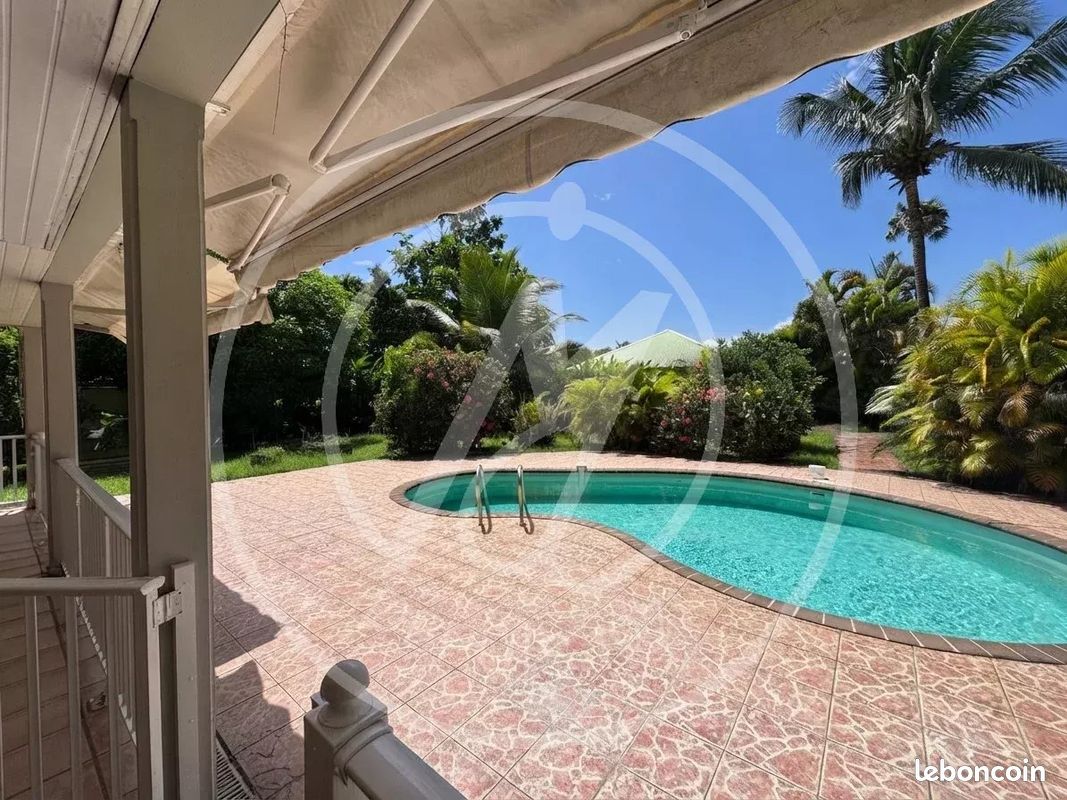 Maison 5 pièces 148 m² · à Baie-Mahault · 148 m² · 2 500 €/mois