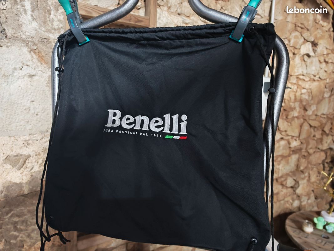 Housse neuve casque moto Benelli (image 1)