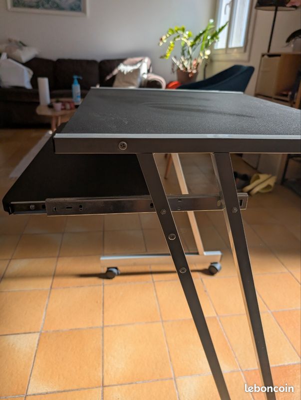 Petit bureau informatique sur roulettes avec tablette clavier (image 1)