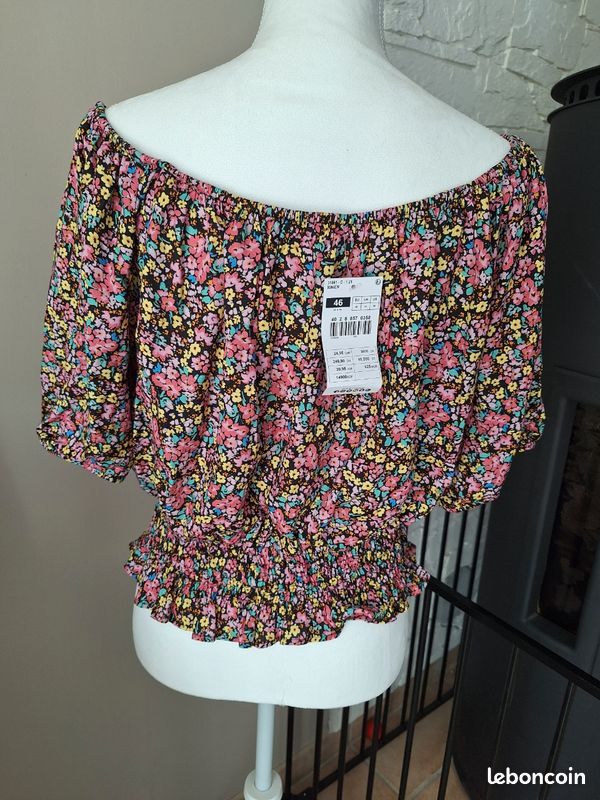 Blouse tunique t-shirt fleurs fronce à la taille Gémo
Prix d'achat : 24,90 (voir étiquette)
Taille 46 plutôt adaptable car élastiquée (image 2)