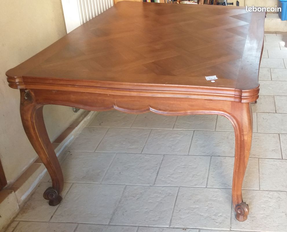 Table marquetée en noyer (image 1)