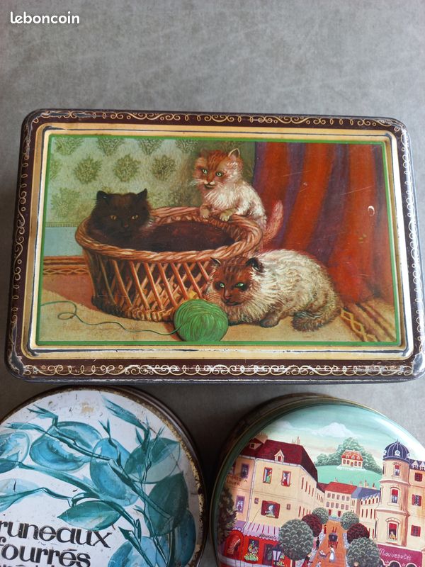 Ancienne Boîte En Tôle Ronde Avec Chat En Relief, Années 1920