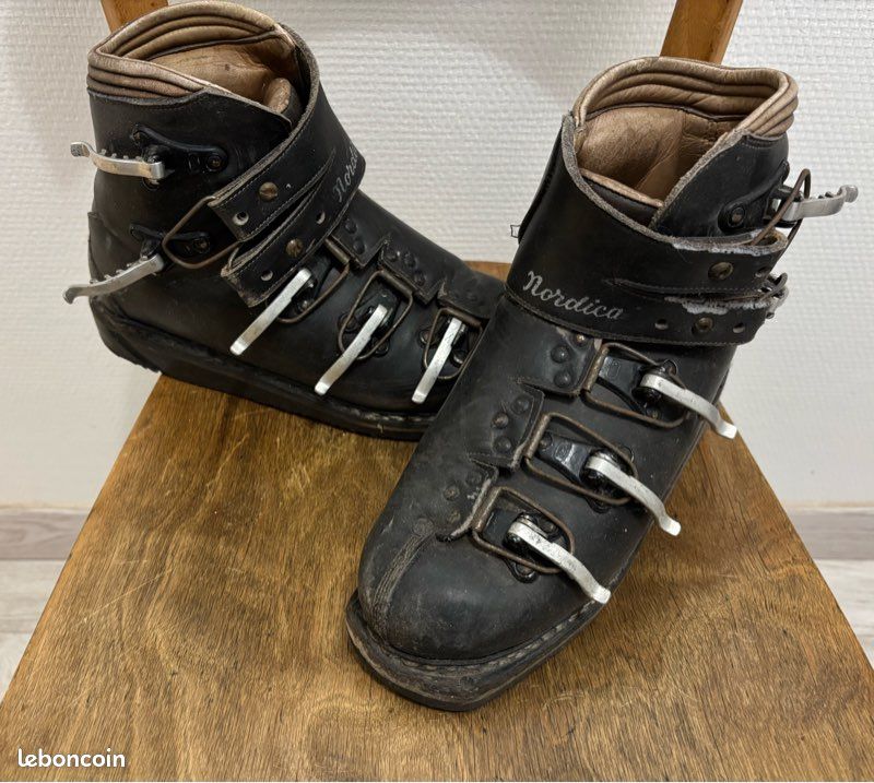 Paire de bottes chinoises anciennes en cuir sur