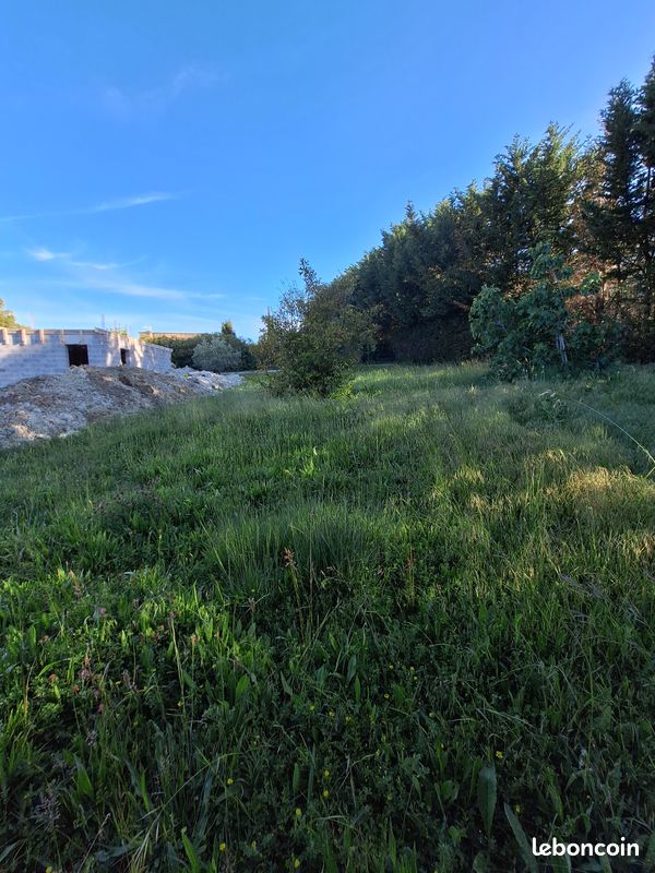 Terrain 709 m² viabilisé · à Pierrevert · 155 000 €