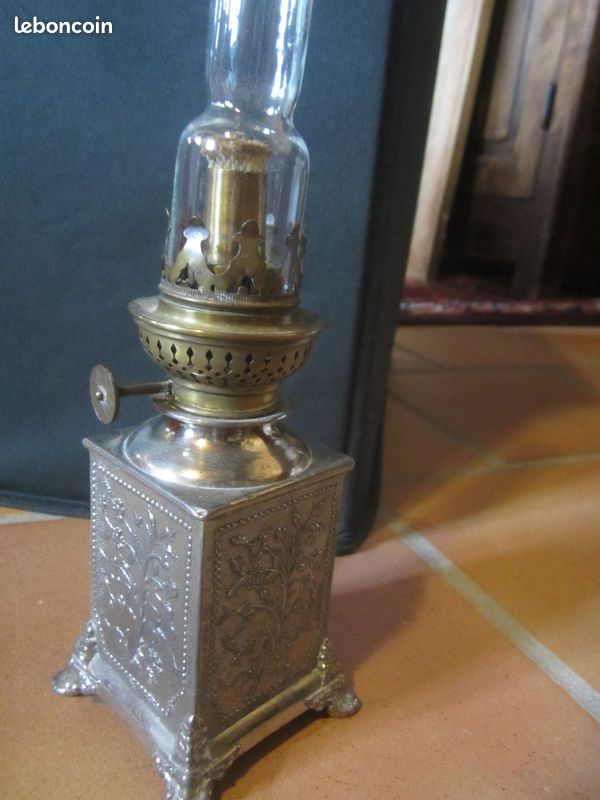 Lampe à pétrole ancienne en métal embouti carré (image 8)