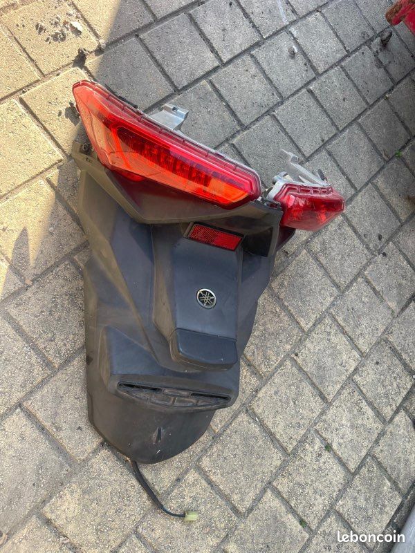 Bavette avec feu arrière xmax phase 3 de 2014 a 2017 (image 3)