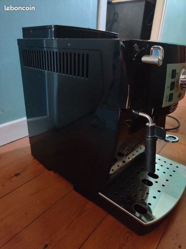 Promo Dëlonghi Machine Expresso Broyeur Magnifica S Réf. Ecam 22.140.B