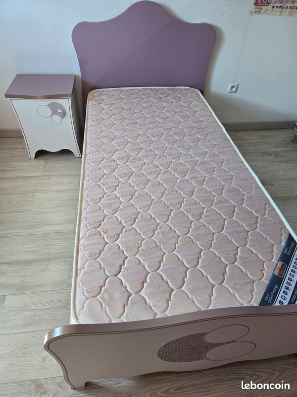 Chambre fille lit table de chevet et armoire (image 2)