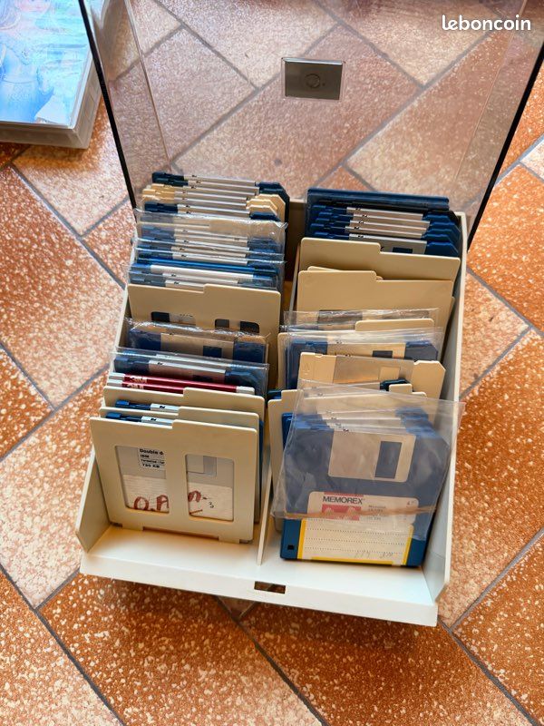 Lot d'environ 65-75 disquettes 3,5 pouces issues d'un grenier (image 1)